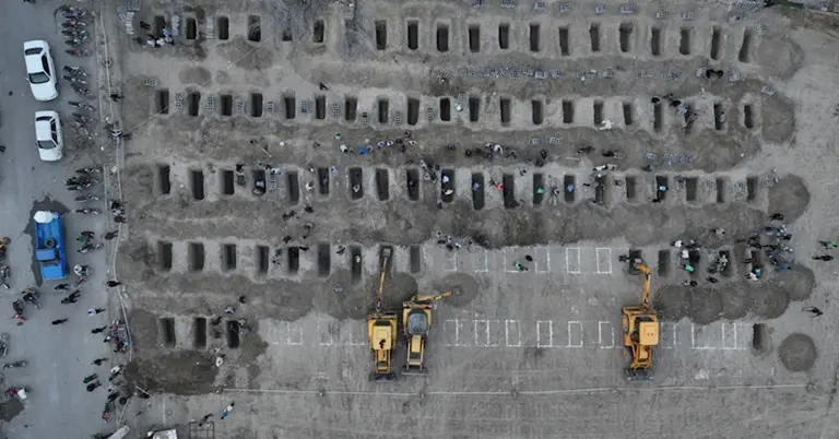 ইরানের মিনাবে এলিমেন্টারি গার্লস স্কুলে হামলায় নিহতের জন্য খোঁড়া করা কবরসমূহ